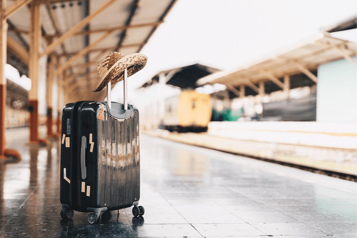 Valise sur la quai d'une gare